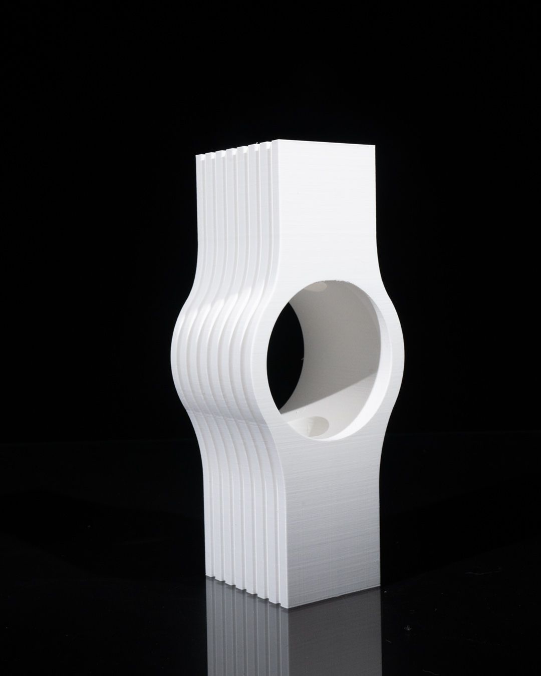 Veloura Maison Skulpturale Vase: Moderne minimalistische Wohnkultur